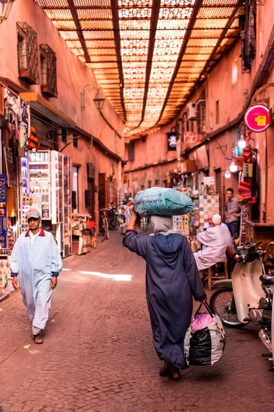 五颜六色的麦地那街道，马拉喀什。摩洛哥。非洲. — 图库照片