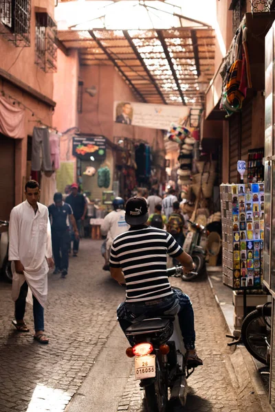 メディナ、マラケシュのカラフルな通り。モロッコ。アフリカ. — ストック写真