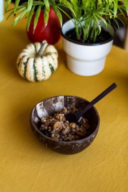 Geleneksel Türk Tatlısı Asure, Aşure. Bir hindistan cevizi b servis