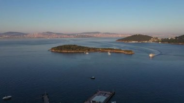 Kaşık Adası'ndaki Kasik Adasi'nin havadan görünümü. Marmara Denizi'nde küçük ada, İstanbul, Türkiye.