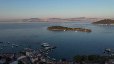 Kaşık Adası'ndaki Kasik Adasi'nin havadan görünümü. Marmara Denizi'nde küçük ada, İstanbul, Türkiye.
