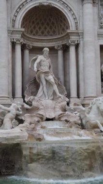 Fontana di Trevi, Trevi Çeşmesi. Roma, İtalya'da ünlü çeşme. Ayrıntıları gösteren dramatik yavaş çekim videosu.