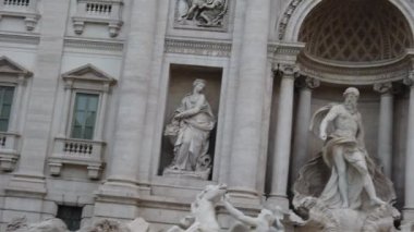 Fontana di Trevi, Trevi Çeşmesi. Roma, İtalya'da ünlü çeşme. Ayrıntıları gösteren dramatik yavaş çekim videosu.