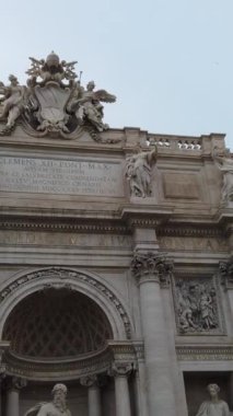 Fontana di Trevi, Trevi Çeşmesi. Roma, İtalya'da ünlü çeşme. Ayrıntıları gösteren dramatik yavaş çekim videosu.