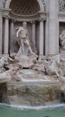Fontana di Trevi, Trevi Çeşmesi. Roma, İtalya'da ünlü çeşme. Ayrıntıları gösteren dramatik yavaş çekim videosu.