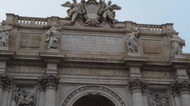 Fontana di Trevi, Trevi Çeşmesi. Roma, İtalya'da ünlü çeşme. Ayrıntıları gösteren dramatik yavaş çekim videosu.