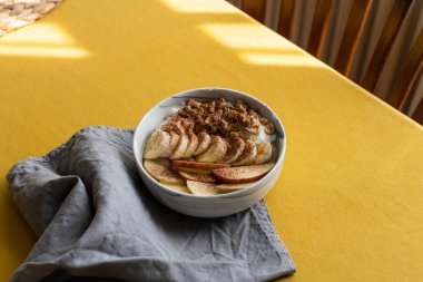 Elmalı turta aromalı yulaf ezmesi