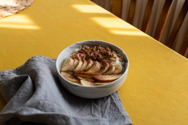 Elmalı turta aromalı yulaf ezmesi