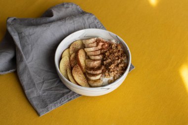 Elmalı turta aromalı yulaf ezmesi