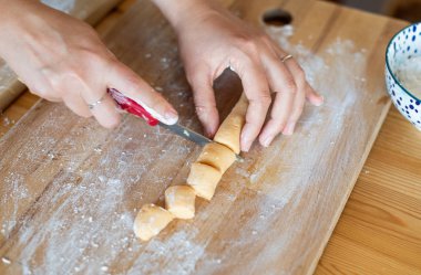 şef iş başında. paleo kabak gnocchi yapımı. 