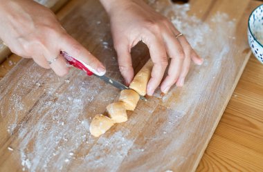 şef iş başında. paleo kabak gnocchi yapımı. 