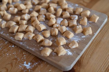 şef iş başında. paleo kabak gnocchi yapımı. 