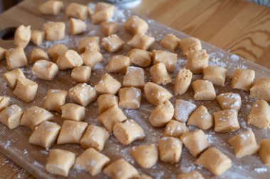 şef iş başında. paleo kabak gnocchi yapımı. 