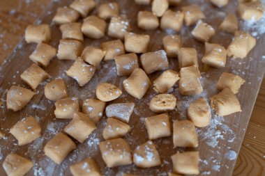 şef iş başında. paleo kabak gnocchi yapımı. 