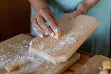 şef iş başında. paleo kabak gnocchi yapımı. 