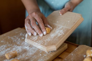şef iş başında. paleo kabak gnocchi yapımı. 