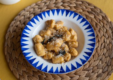 adaçayı, tereyağı ve parmesan ile kabak gnocchi