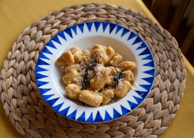 adaçayı, tereyağı ve parmesan ile kabak gnocchi