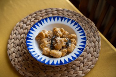 adaçayı, tereyağı ve parmesan ile kabak gnocchi