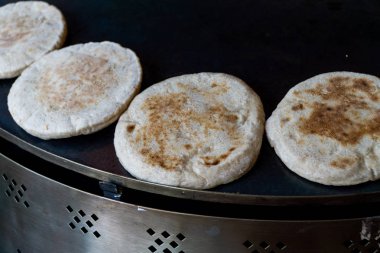 Pide ekmek, küçük kabarık ekmekler. Pide veya ba olarak da bilinir