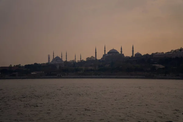 Istanbulská silueta města během západu slunce — Stock fotografie