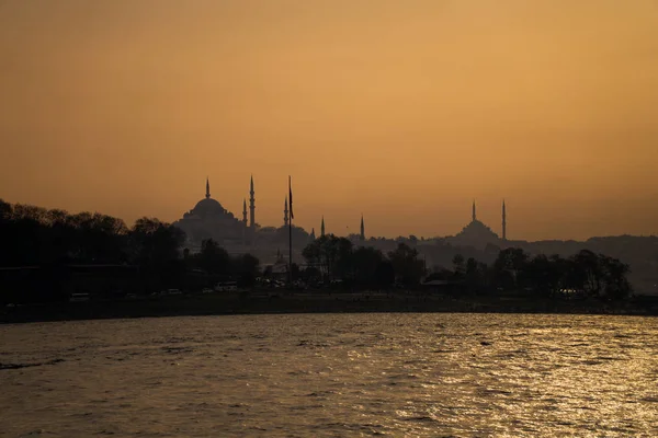 Isztambul város sziluettje naplementekor — Stock Fotó