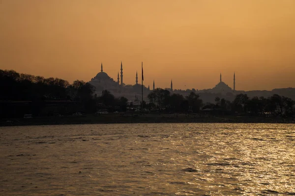 Isztambul város sziluettje naplementekor — Stock Fotó