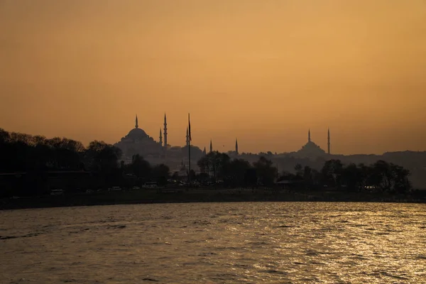 Istanbul silhouette de ville pendant le coucher du soleil — Photo