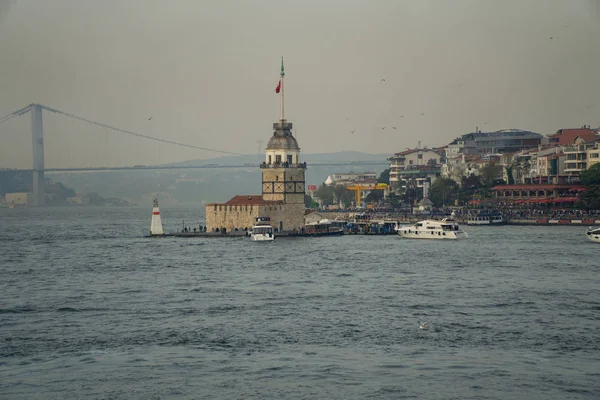 Maiden 's tower, famous landmark of istanbul — стоковое фото