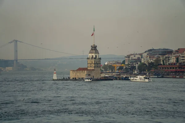 Dívčí věž, slavný orientační bod Istanbulu — Stock fotografie