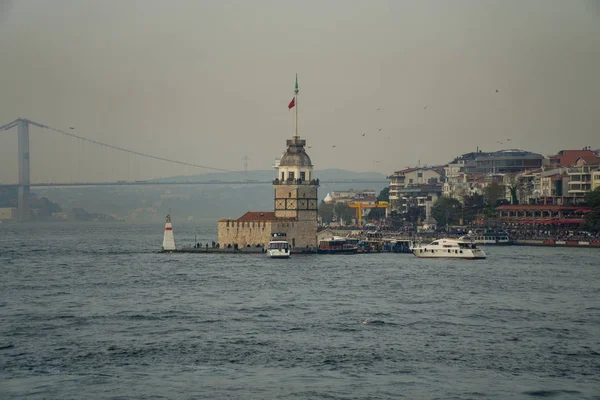 Dívčí věž, slavný orientační bod Istanbulu — Stock fotografie