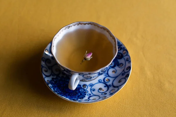 Λευκό τσάι με αποξηραμένο τριαντάφυλλο σερβίρεται σε μια αντίκα Κίνα — Φωτογραφία Αρχείου