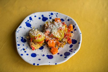 Kinoa ve sebzelerle doldurulmuş fırında patates.