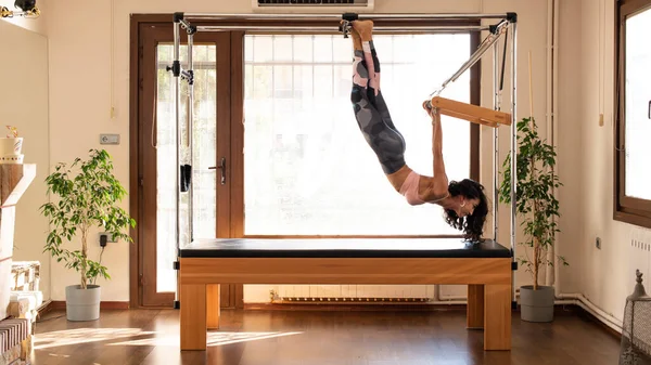 Pilates vrouw stretching op pilates cadillac — Stockfoto