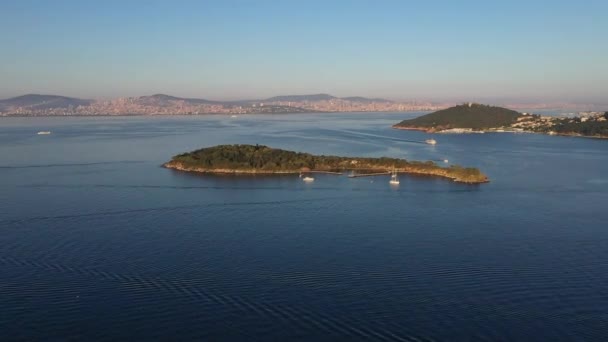 マルマラ海のブルガサダ 最小の島の空中ビュー トルコのイスタンブール — ストック動画