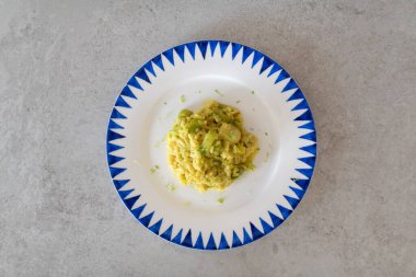 Pırasa ve limonlu vejetaryen pilavı