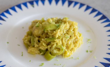 Pırasa ve limonlu vejetaryen pilavı