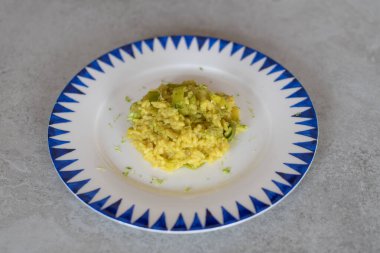 Pırasa ve limonlu vejetaryen pilavı