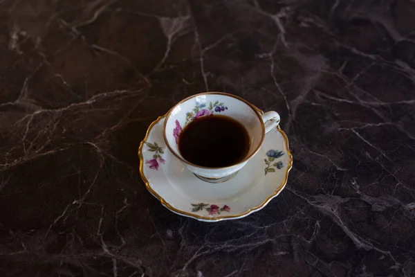 Café noir servi dans une élégante vieille porcelaine . — Photo