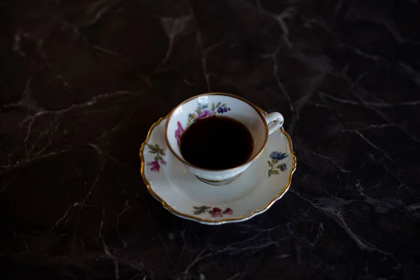 Café noir servi dans une élégante vieille porcelaine . — Photo