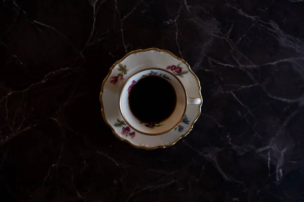 Zarif, eski bir porselende servis edilen sade kahve.. — Stok fotoğraf