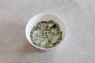 Yoğurtlu purslane, zeytinyağı ve siyah sarımsak.. 