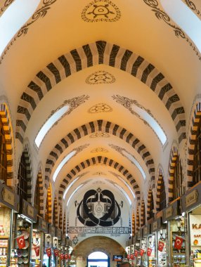 Editör - Baharat Pazarı Çatı, İstanbul, Türkiye. Ayrıca biliyorum.