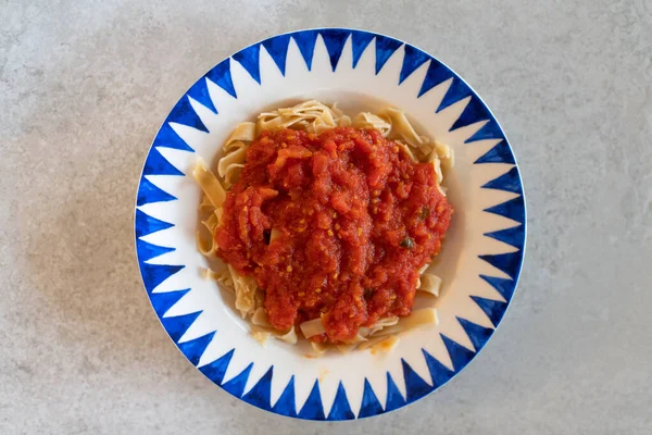 Glutenvrije tagliatelle met tomatensaus. Zelfgemaakte pasta — Stockfoto