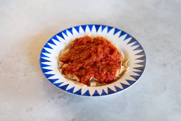 Tagliatelle sem glúten com molho de tomate. Massa caseira — Fotografia de Stock