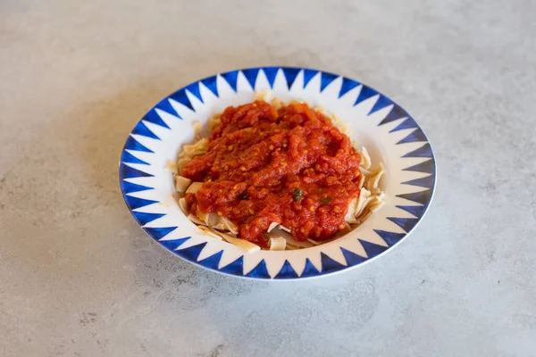 Glutenvrije tagliatelle met tomatensaus. Zelfgemaakte pasta — Stockfoto