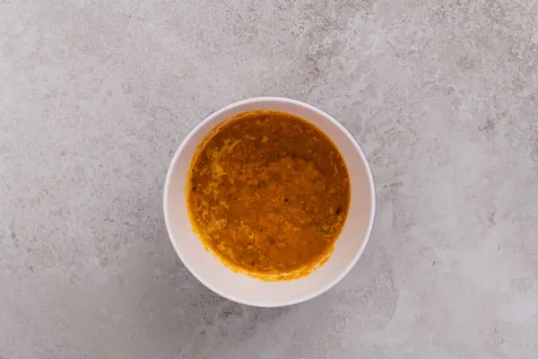 Sopa de tomate en un tazón, vista superior —  Fotos de Stock