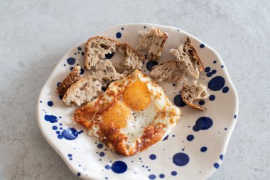 Susamlı sahanda yumurta, ekşi ekmekli tost.