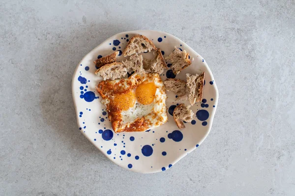 Susamlı sahanda yumurta, ekşi ekmekli tost. — Stok fotoğraf