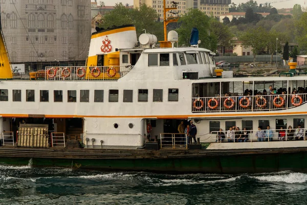 Istanbul and the ferry. famous ferries of istanbul known as vapur — Stock Photo, Image